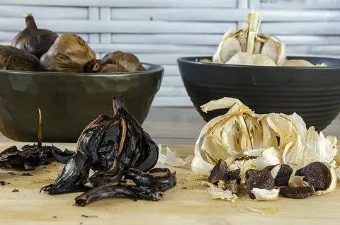 تصویر 2 از سیر سیاه کرمان کبابی با طعم کاراملی ویژه